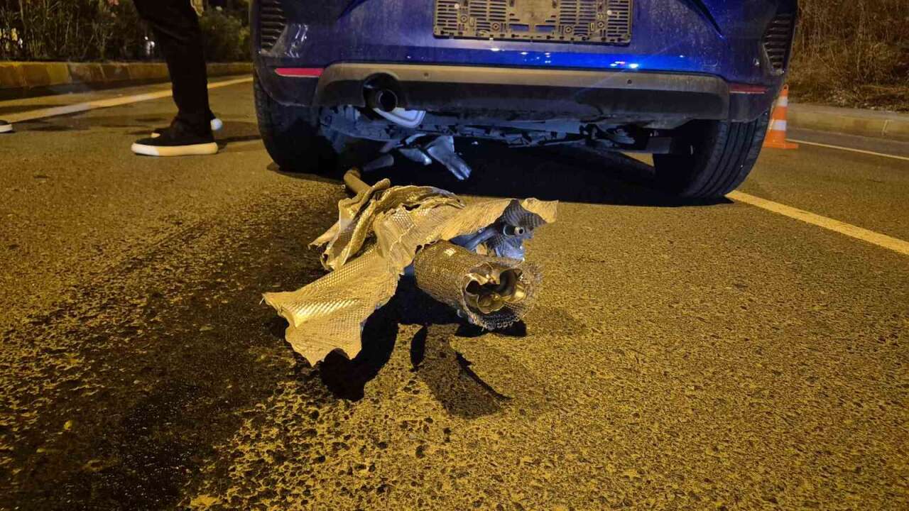 Açık Rögar Kapağı Felakete Yol Açıyordu: Otomobil Hurdaya Döndü, Sürücü Kurtuldu
