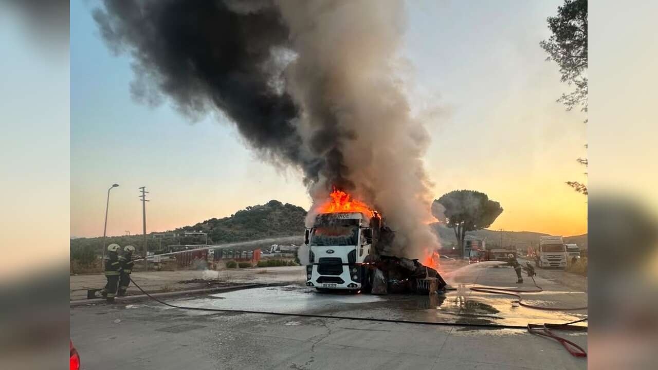 Milas-Bodrum Karayolu'nda Seyir Halindeki TIR Alevlere Teslim Oldu