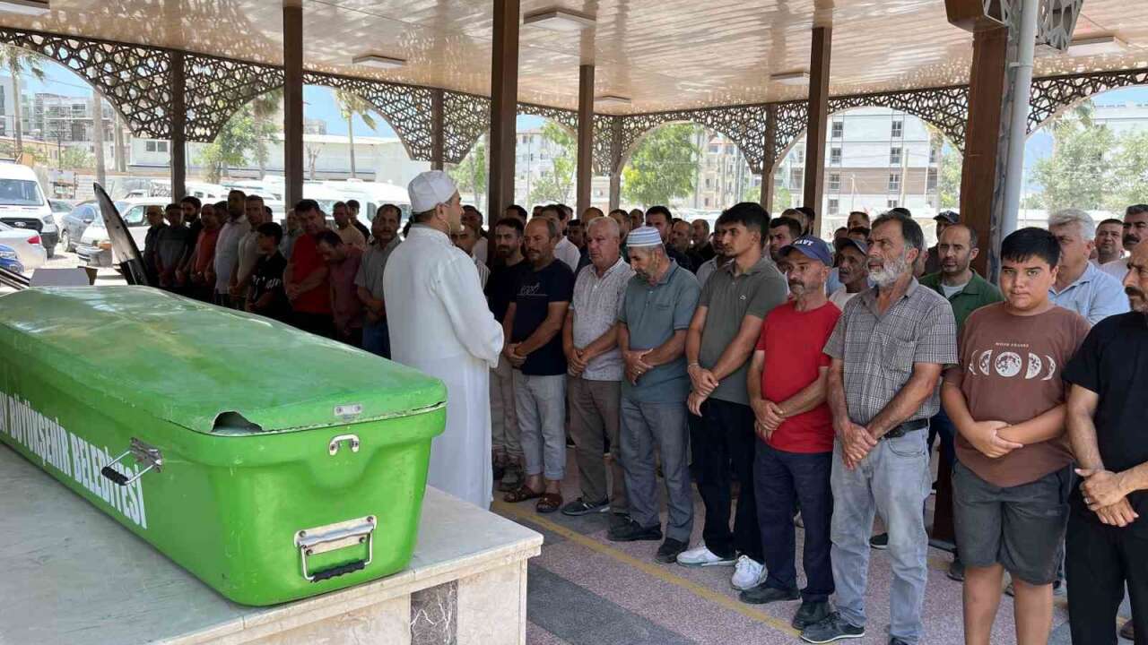 Yola Kaçan Topunu Yakalamak İsterken Seyir Halindeki Pikap 11 Yaşındaki Çocuğa Çarptı: Hayatını Kaybetti