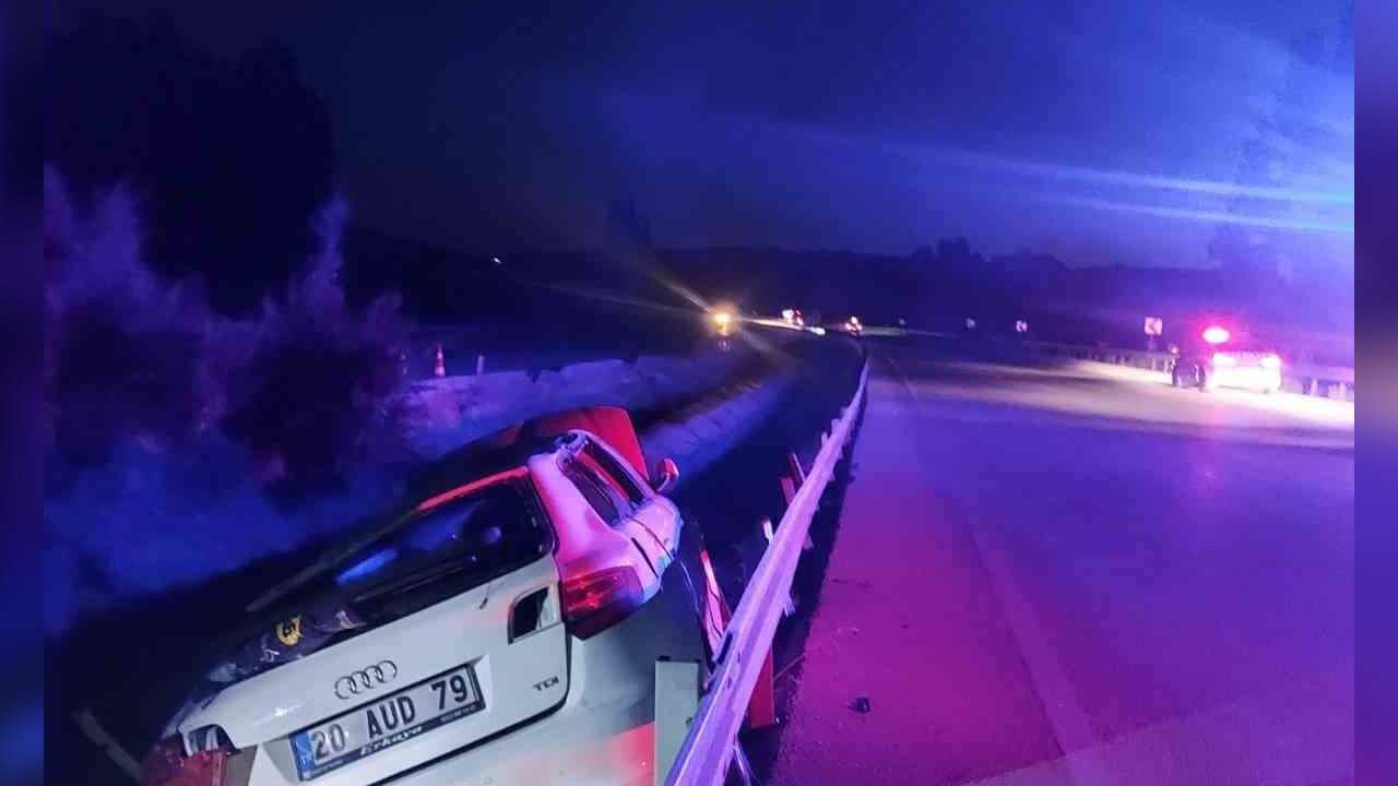 Kontrolden Çıkan Otomobil Bariyerlere Saplandı: 1 Ölü, 3 Yaralı