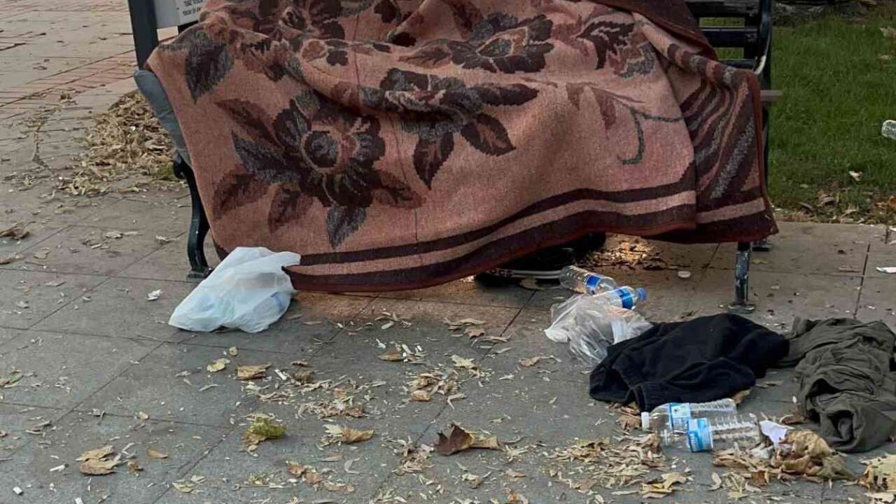 Parkta Uyuyan Adamdan Acı Haber: Bankta Hayatını Kaybetti