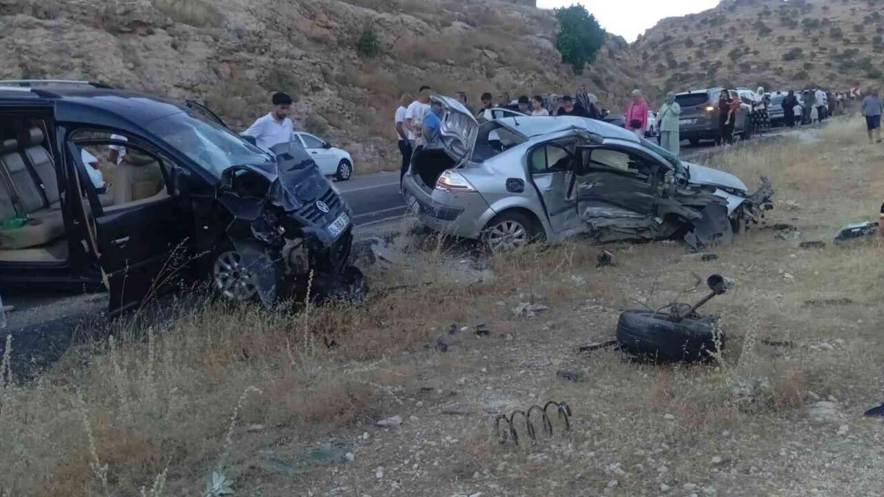 Otomobil İle Hafif Ticari Araç Çarpıştı:  2 Yaşındaki Bebek Hayatını Kaybetti, 7 Yaralı Var
