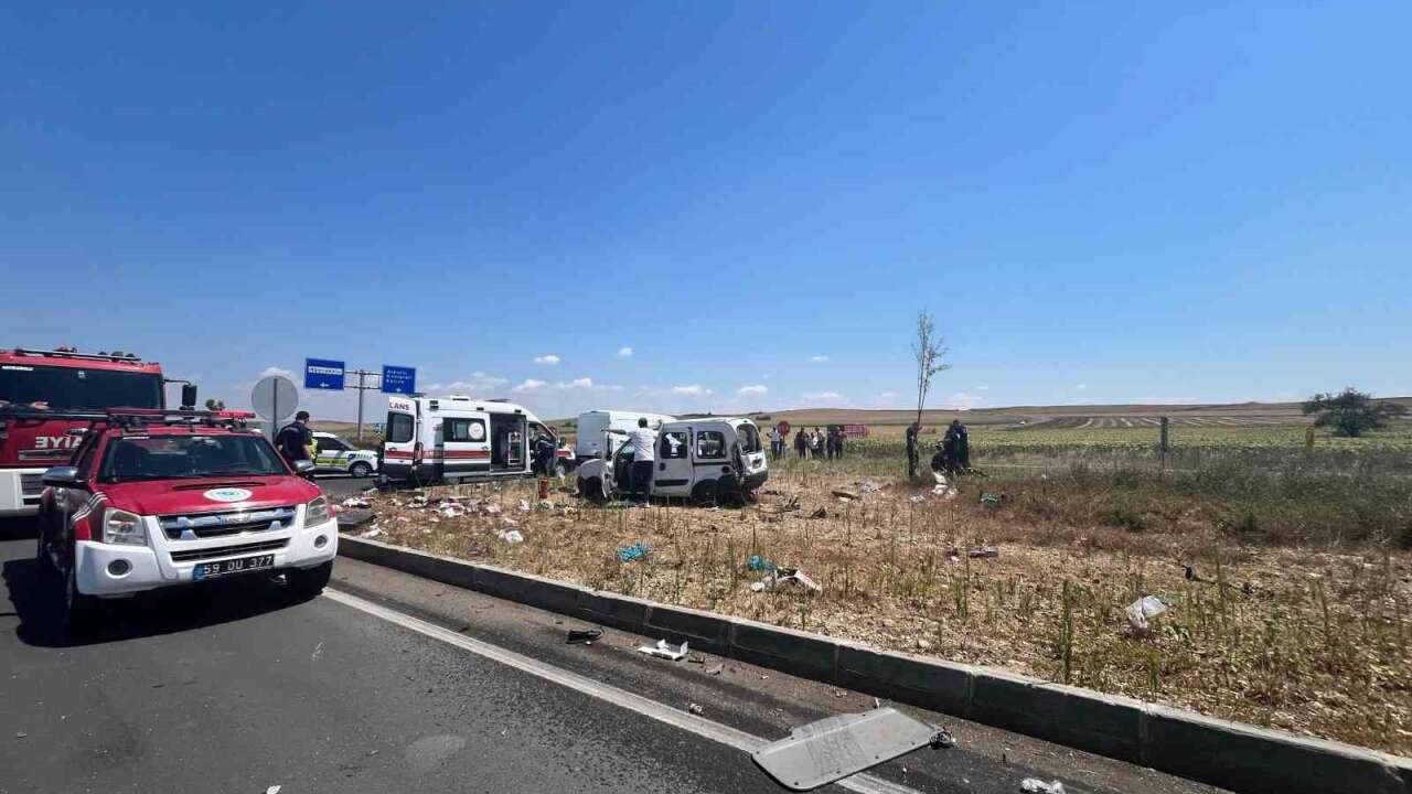 Kamyon İle Otomobil Çarpıştı: 2 Ölü, 3 Yaralı