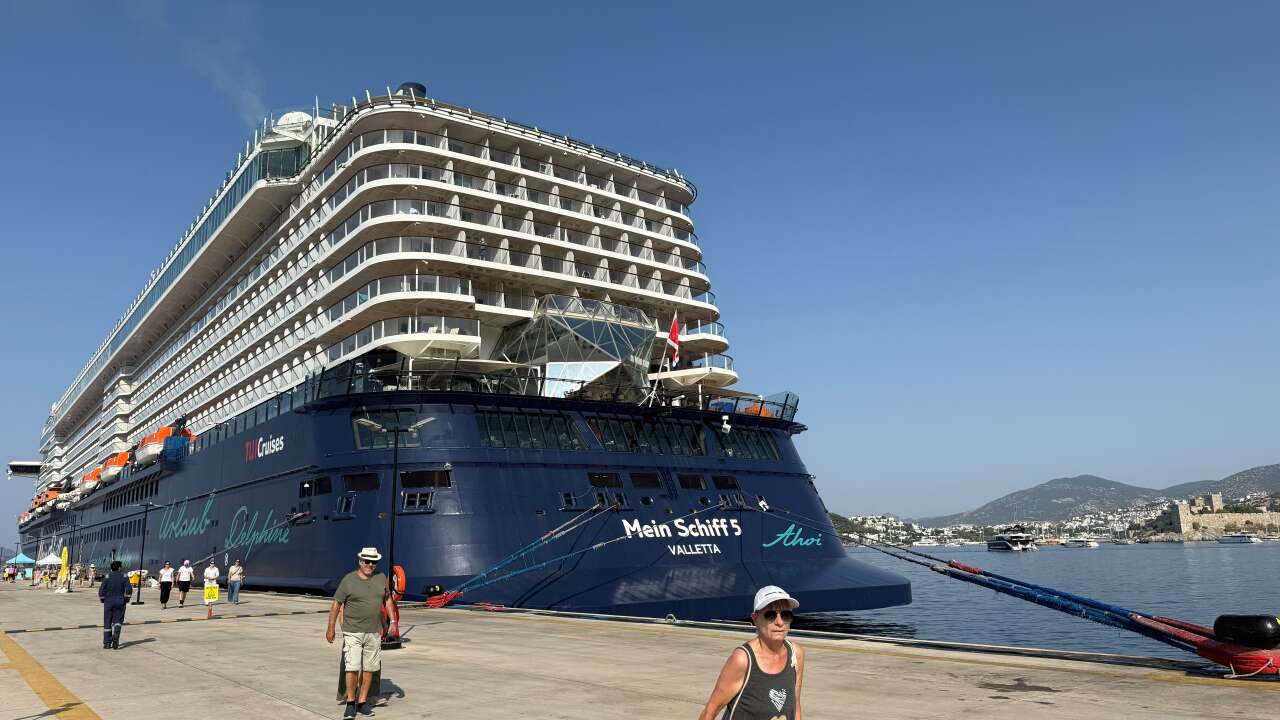 Bodrum'a Dev Kruvaziyer Mein Schiff 5, 2 Bin 746 Yolcusuyla Bodrum Limanı'na Demir Attı
