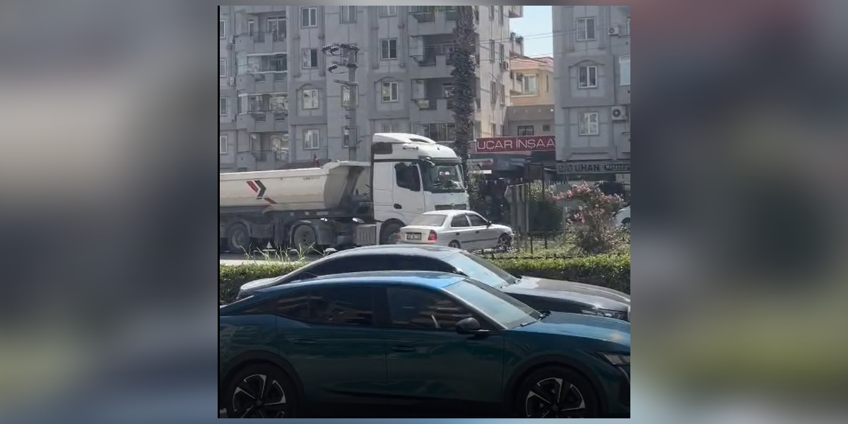 Muğla'da Arazöze Yol Vermek İsteyen Tır, Kör Noktadaki Otomobili Sürükledi