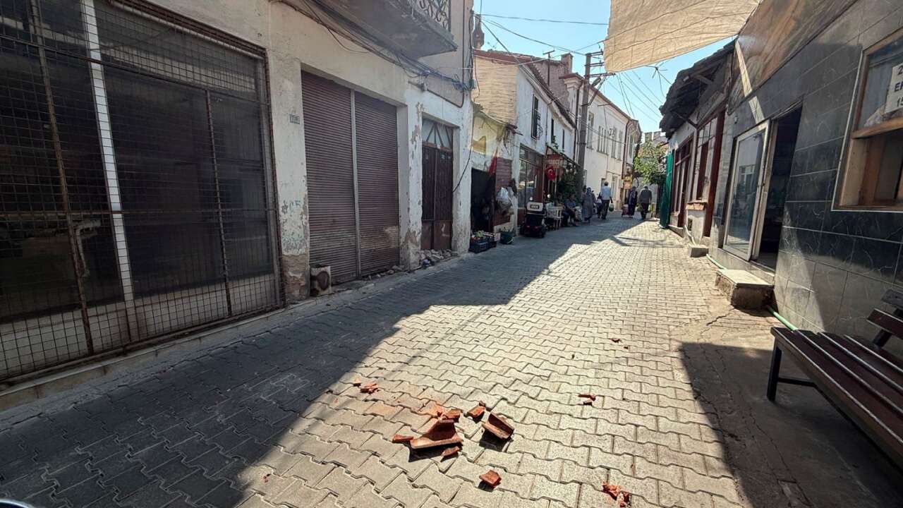Menteşe’de Rüzgar Çatıyı Uçurdu: Kiremitler Caddeye Düştü