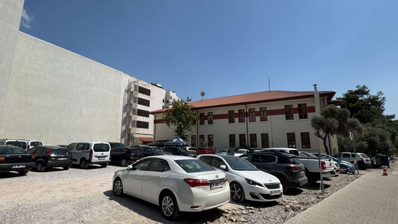 Menteşe’de açık Otoparka Tepki: Esnaf Tozdan Şikayetçi