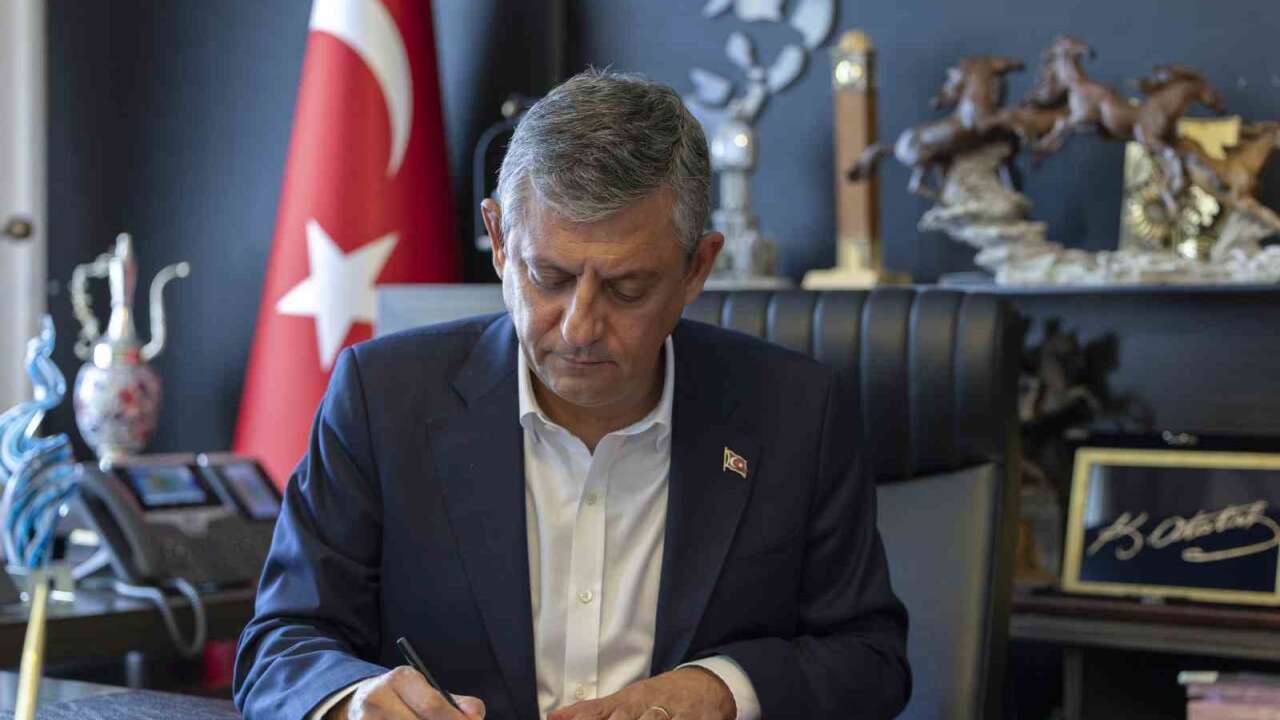 Özgür Özel CHP’den İstifa Ederek YENİ Parti’nin Kuruluş Evraklarını İmzaladı