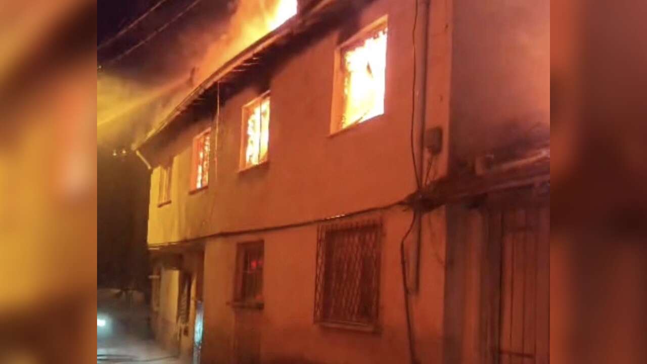 Alevlerin Sardığı Evde Acı Son: 30 Yaşındaki Adam Hayatını Kaybetti
