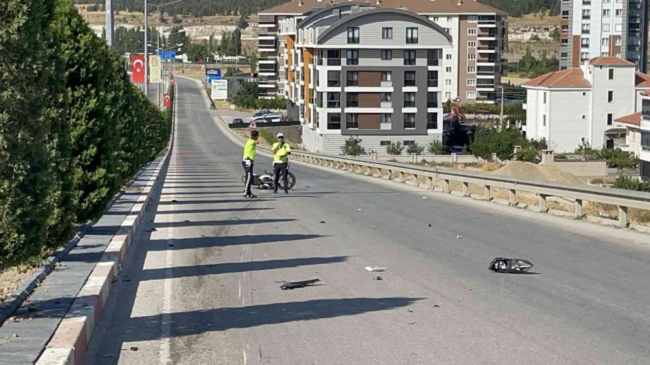 Otomobille Çarpışıp Devrilen Motosikletin Sürücüsü Yaralandı