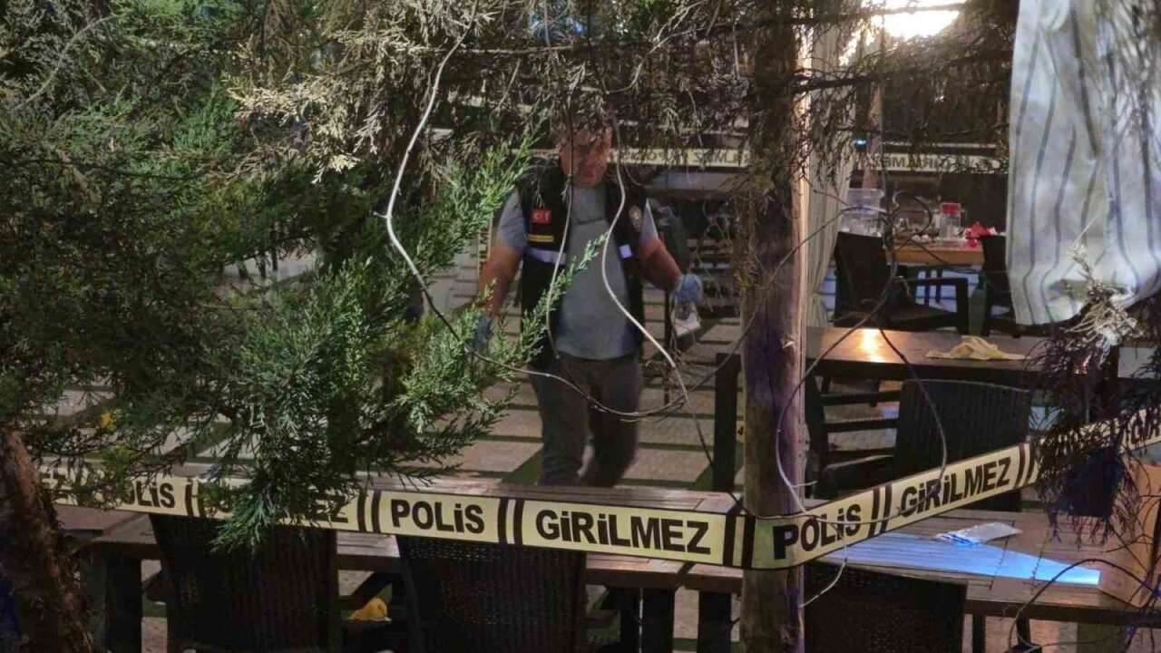 Restoran Önünde Silahlı Saldırı: 3 Kişi Kurşunların Hedefi Oldu