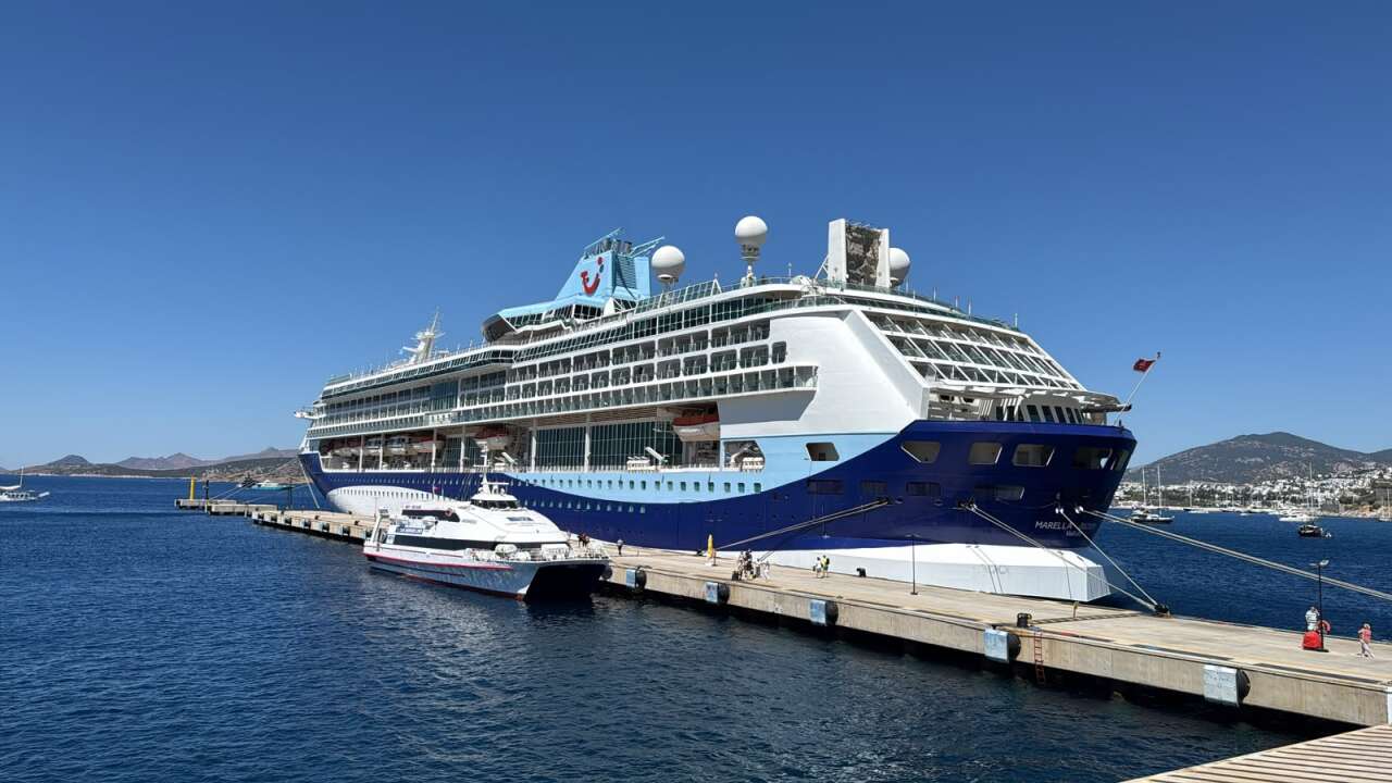 Dev Gemi İngiliz Yolcularıyla Bodrum'da