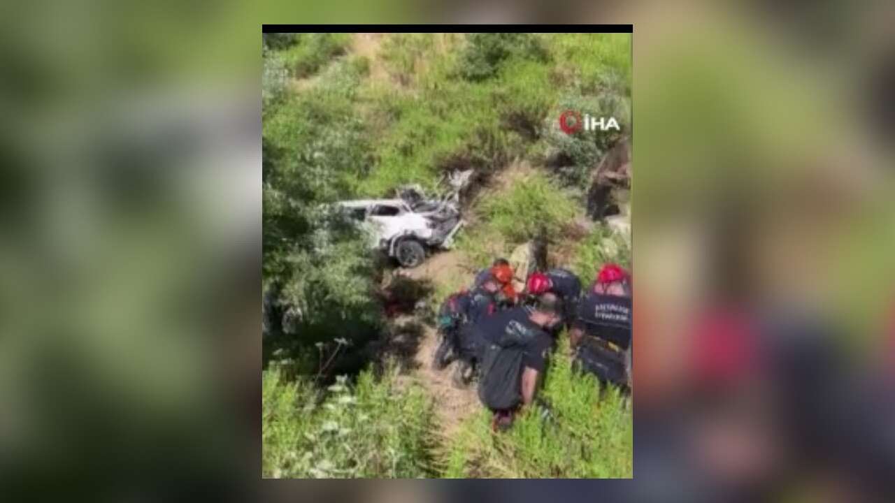 Otomobil Uçuruma Yuvarlandı: 5 Kişi Hayatını Kaybetti, 2 Yaralı Helikopterle Kurtarıldı