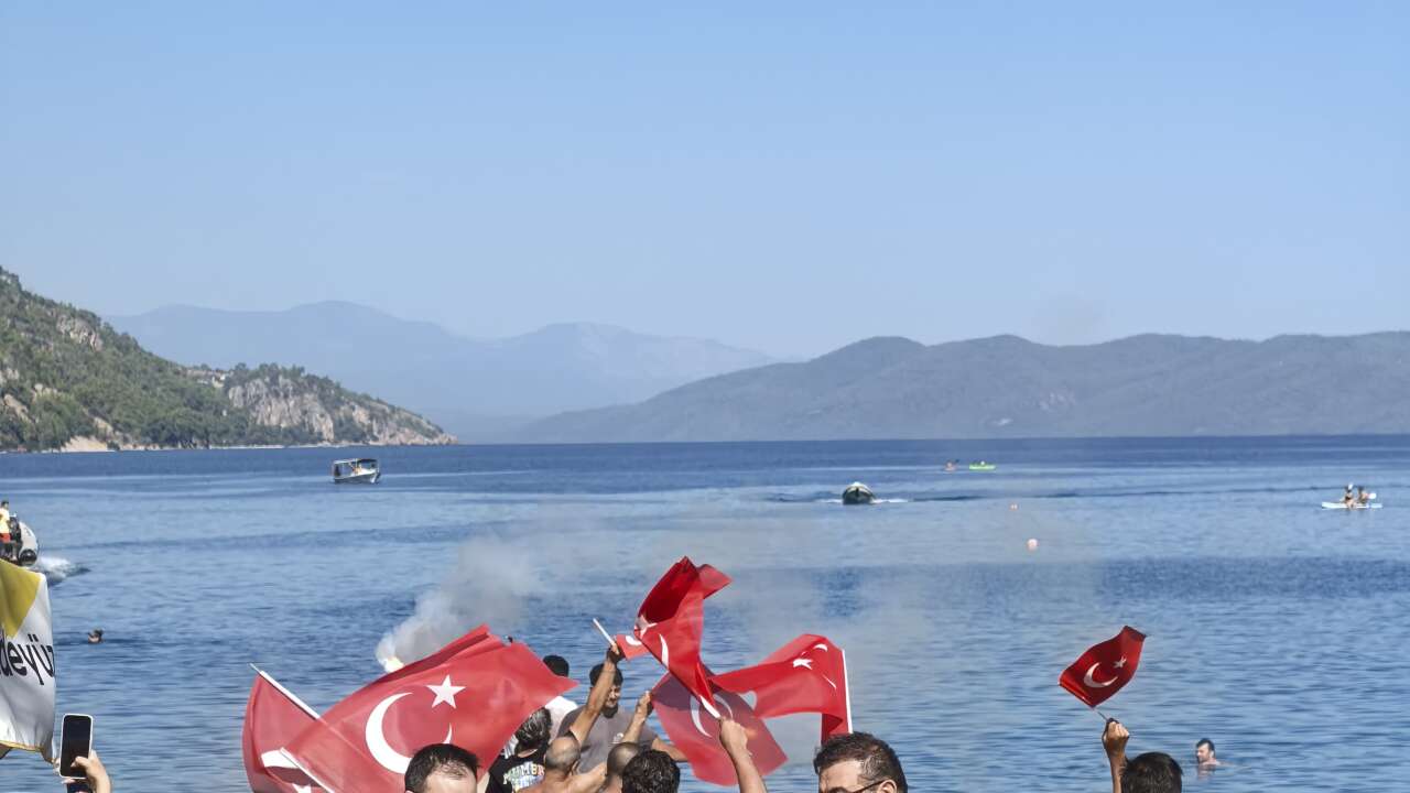 Filenin Sultanları'nın Tarihi Zaferi Akbük Sahili'nde Bayraklarla Kutlandı! Tatilcilerden Gururlandıran Coşku