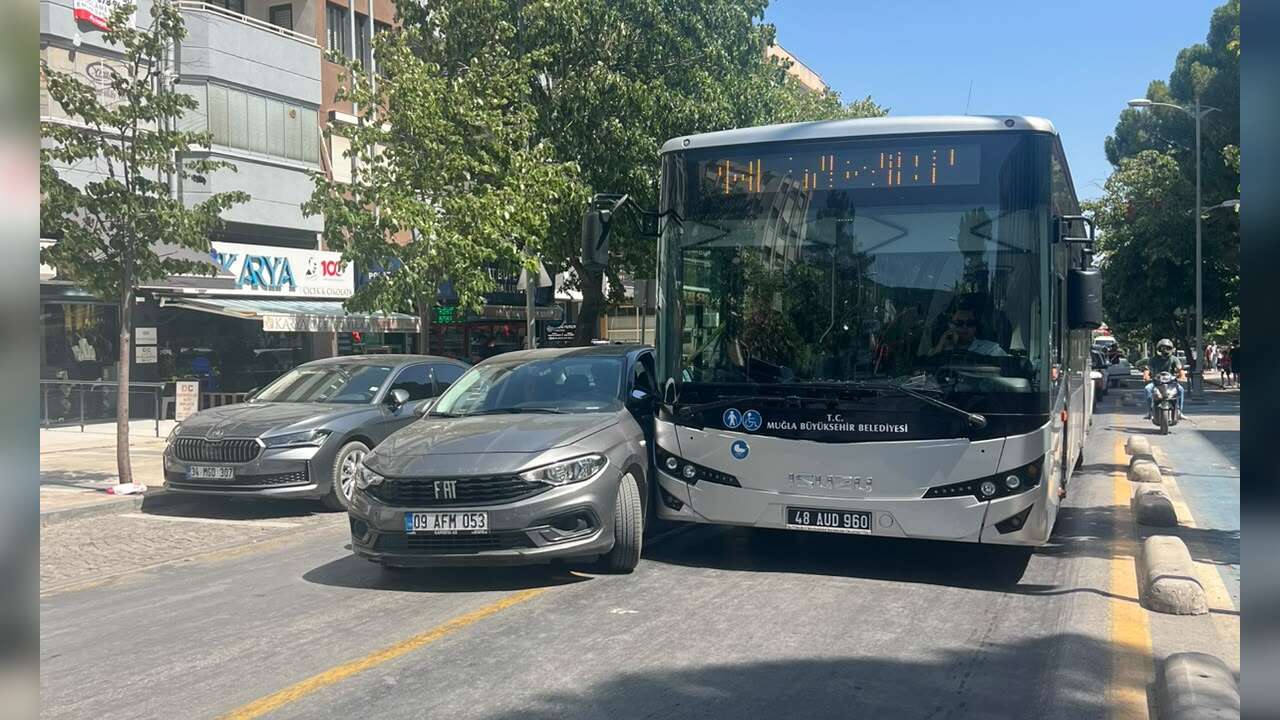 ​Menteşe’de Trafik Kazası: Büyükşehir Otobüsü ile Otomobil Çarpıştı