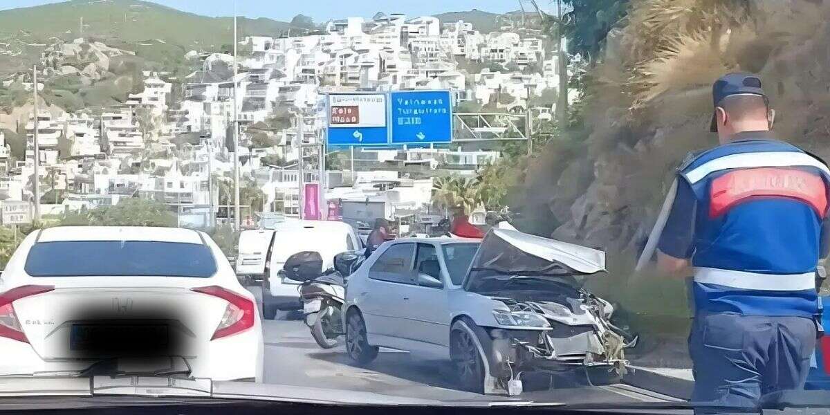 Muğla'da Otomobil Orta Refüje Çarptı