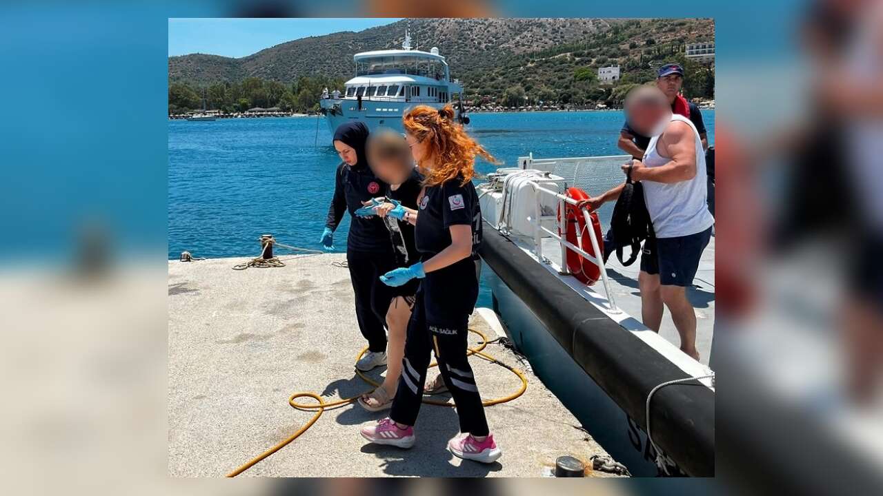 Muğla Açıklarında Gezi Teknesinde Rahatsızlanan Yolcuya Sahil Güvenlik ve 112'den Zamanında Müdahale