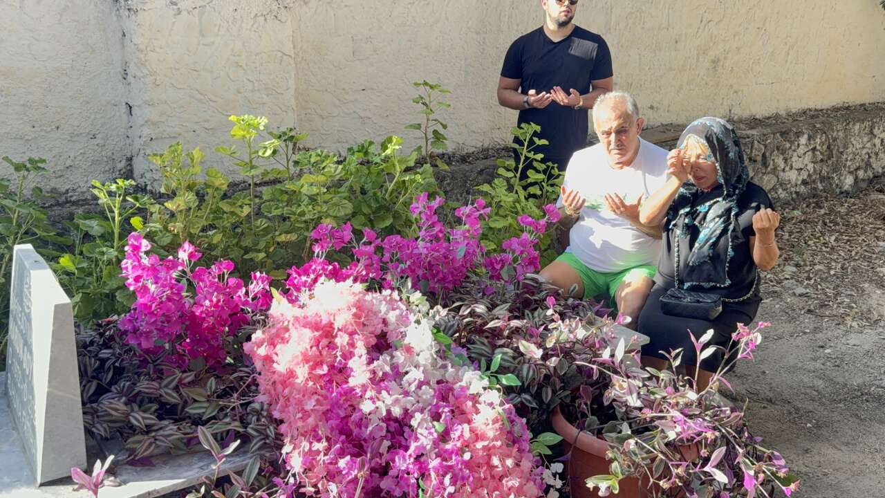 Muğla'da Safiye Soyman'dan Duygusal Anlar: Oğlunun Mezarı Başında Gözyaşlarına Hakim Olamadı