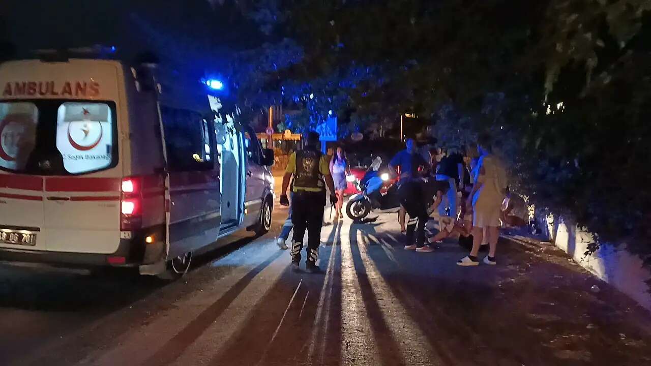 Muğla'da Trafik Kazası: Kontrolden Çıkan Motosiklet Devrildi, 2 Yaralı