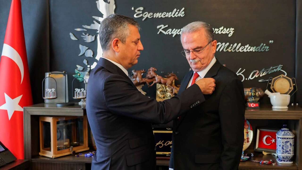 Chp'den İstifa Eden Süleyman Girgin'e Rozetini Özgür Özel Taktı