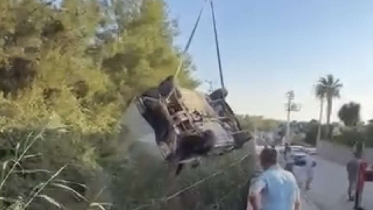 Muğla’da Kontrolden Çıkan Otomobil Bariyerleri Aşıp Kanala Uçtu