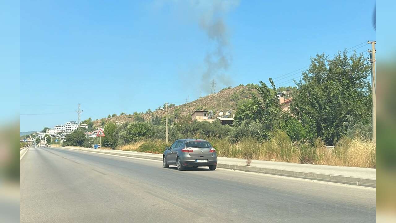 Menteşe Yaraş Mahallesi'nde Yangın Ekipler Alevlere Müdahale Ediyor