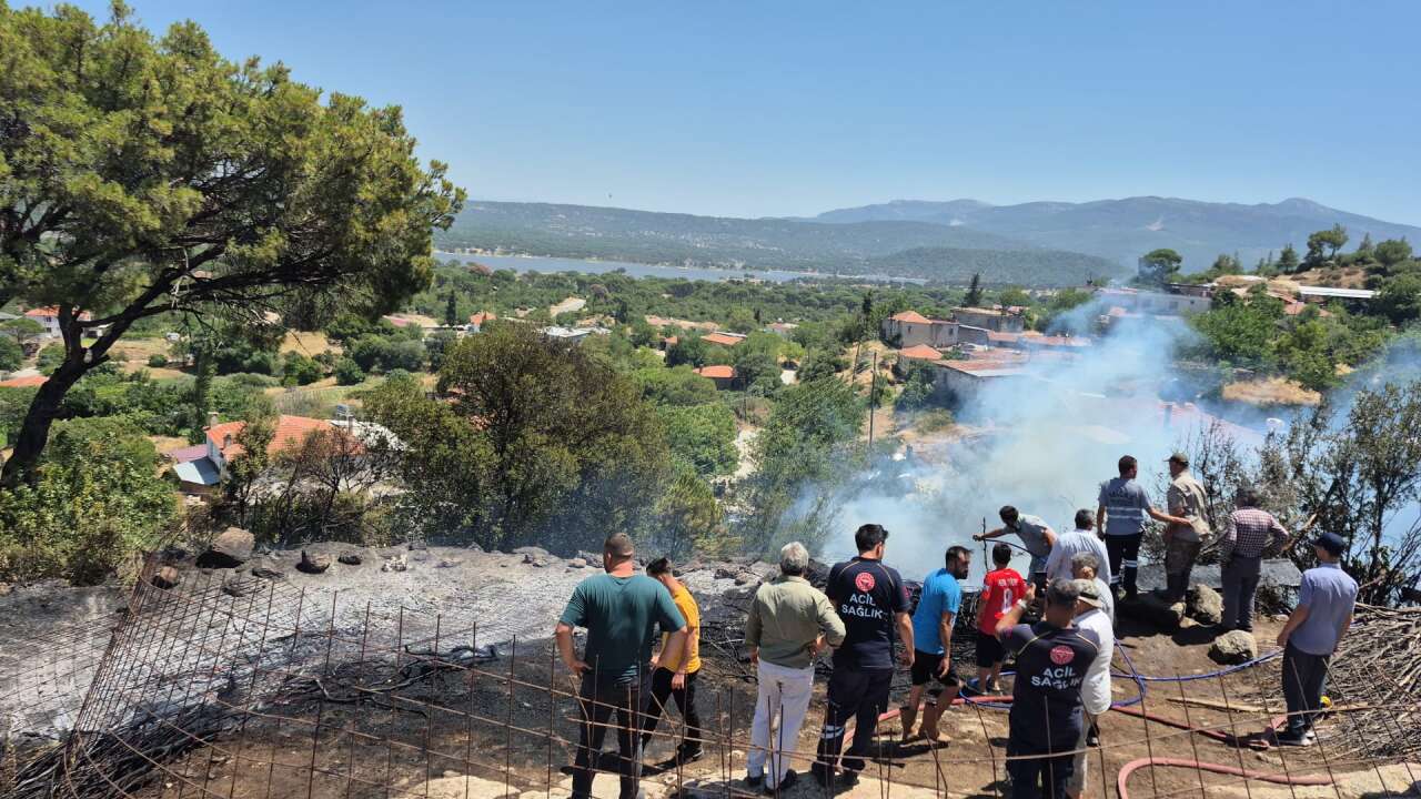 Milas'ta Korkutan Yangın: Alevler Mahalleyi Sardı, Evler Son Anda Kurtarıldı