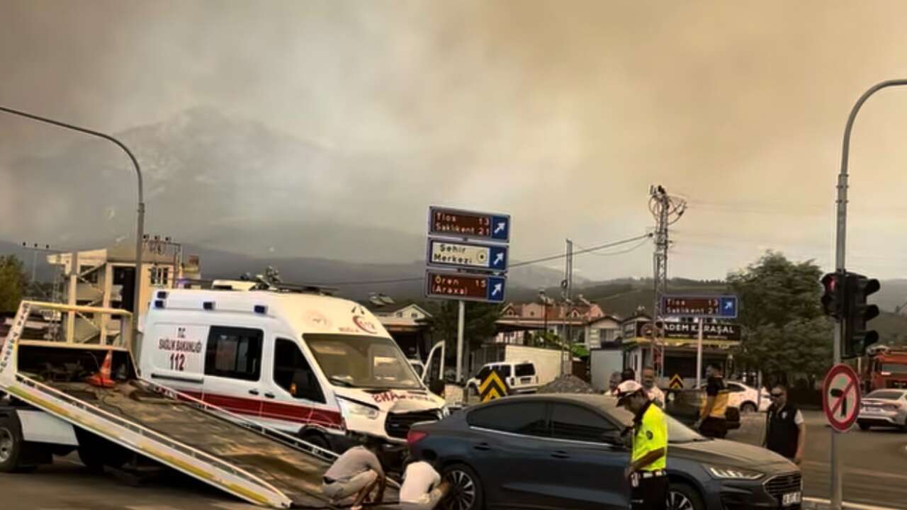 Muğla’da Yangının Gölgesinde Kaza: Ambulans ile Otomobil Çarpıştı