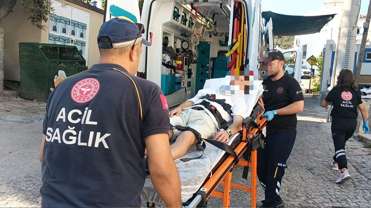 Muğla'da Elektrikli Scooter Kazası: Başını Yere Çarpan Sürücü Hastaneye Kaldırıldı