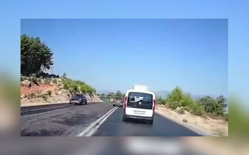 Muğla'da Alevlerle Mücadele Sürerken Yangın Bölgesine Yakın Yerde İzmarit Atan Sürücüye Ceza