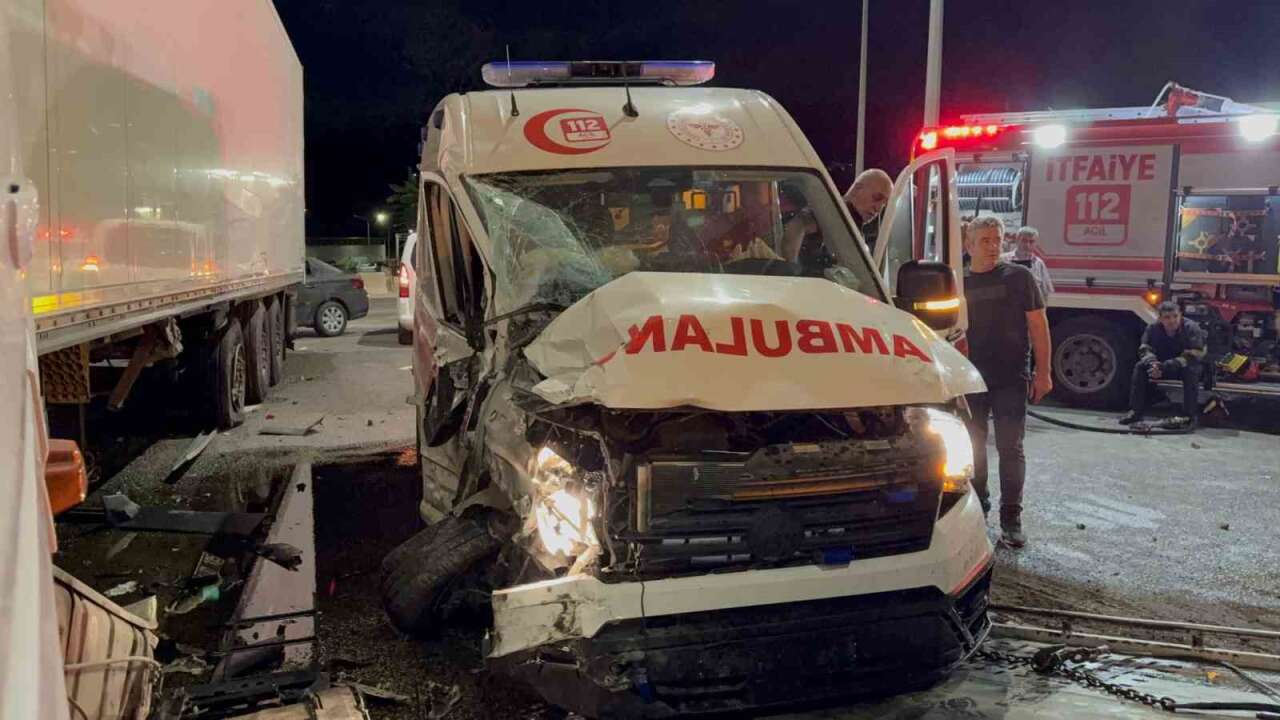 Ambulans İle Tır Çarpıştı: 3'ü Sağlıkçı 6 Yaralı Var
