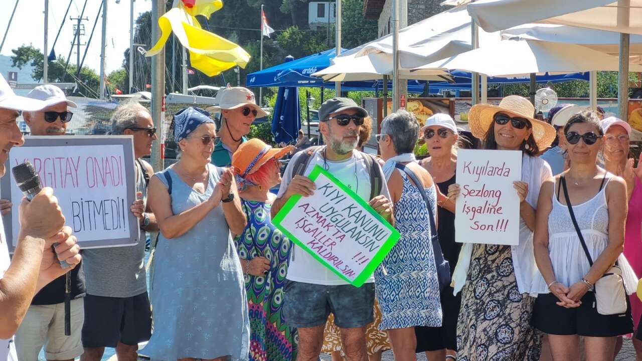 Sakin Kent Akyaka'da Sahiller Halkındır Eylemi: 1.500 TL'lik Plaja Girip Havlularını Şezlongların Arasına Serdiler