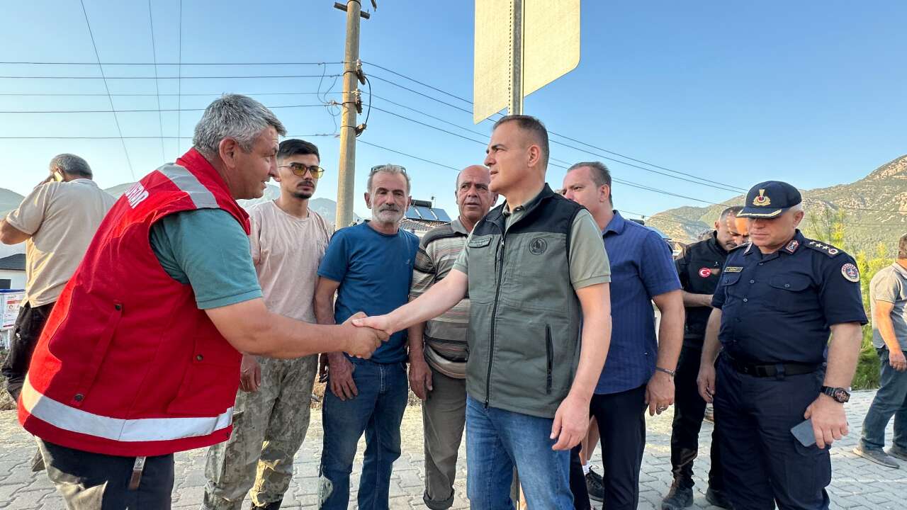 Vali Akbıyık, Yeşilüzümlü'de Vatandaşlar ve Gönüllülerle Bir Araya Geldi