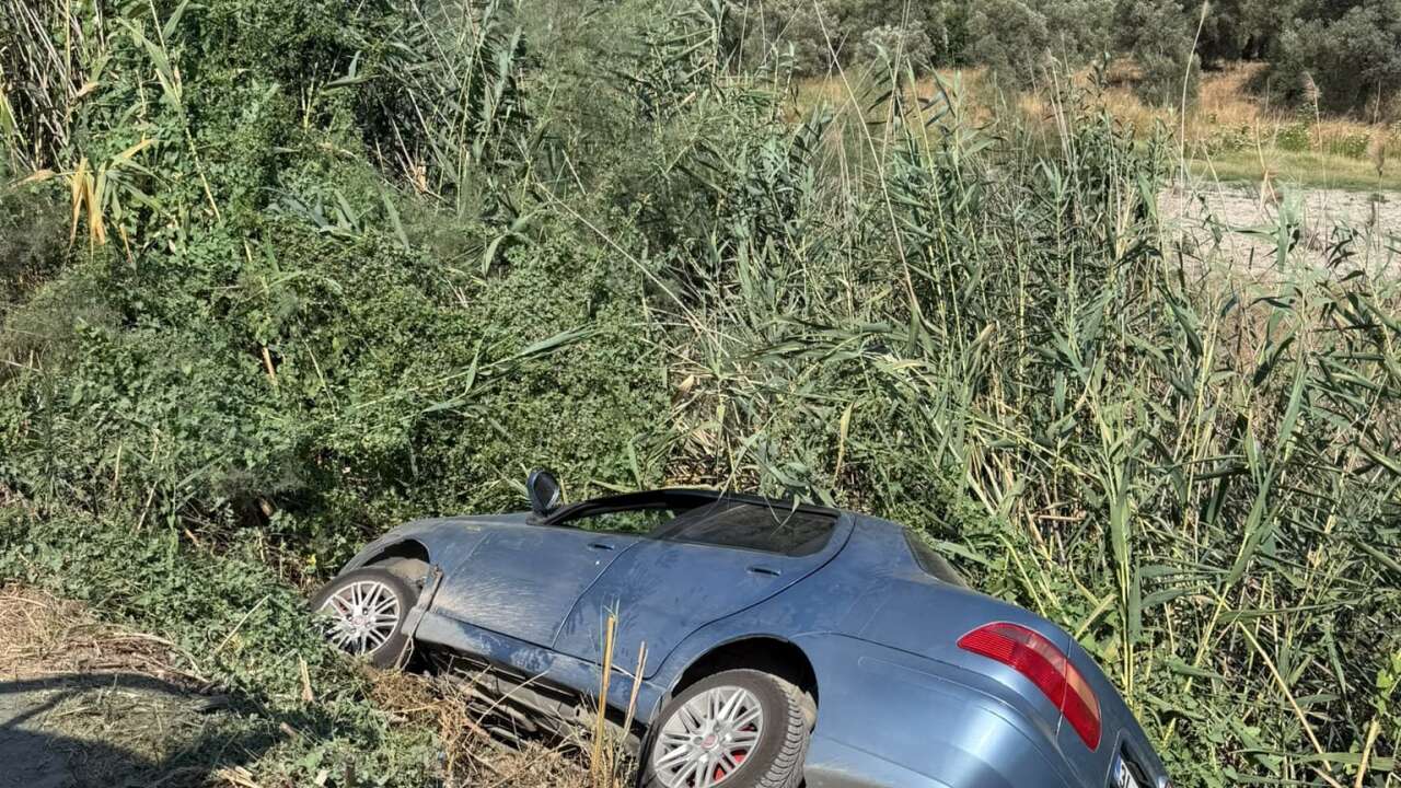 Muğla'da Otomobil Kanala Devrildi