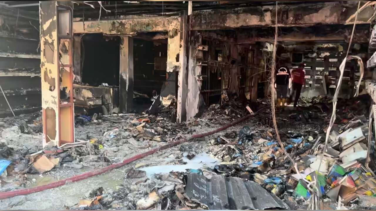 Muğla İş Yerindeki Yangında 2 Bin Çift Ayakkabı Kül Oldu