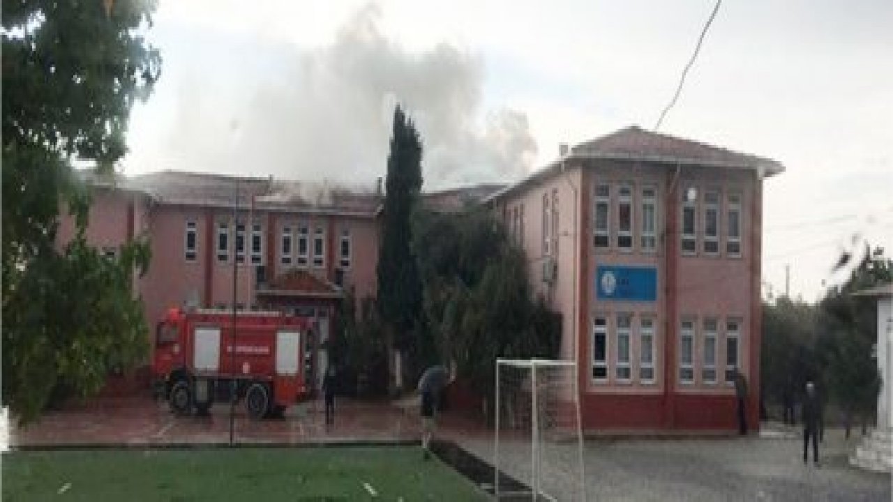 Okula yıldırım düştü