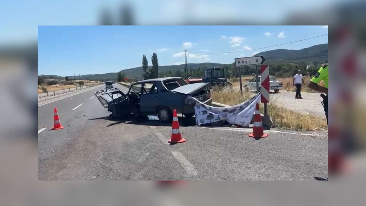 Otomobiller Çarpıştı: 1 Ölü, 4 Yaralı