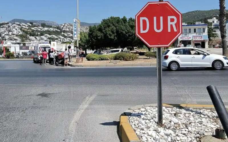 Muğla'da Motosiklet Sürücüsü Kazaya Bakarken Kendisi Kaza Yaptı