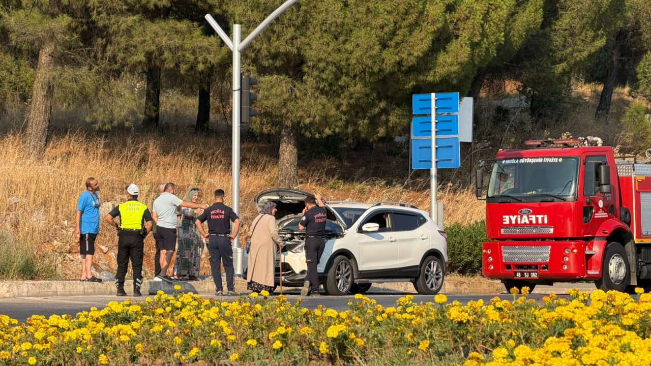 Muğla'da Otomobilden Çıkan Duman Korkuttu