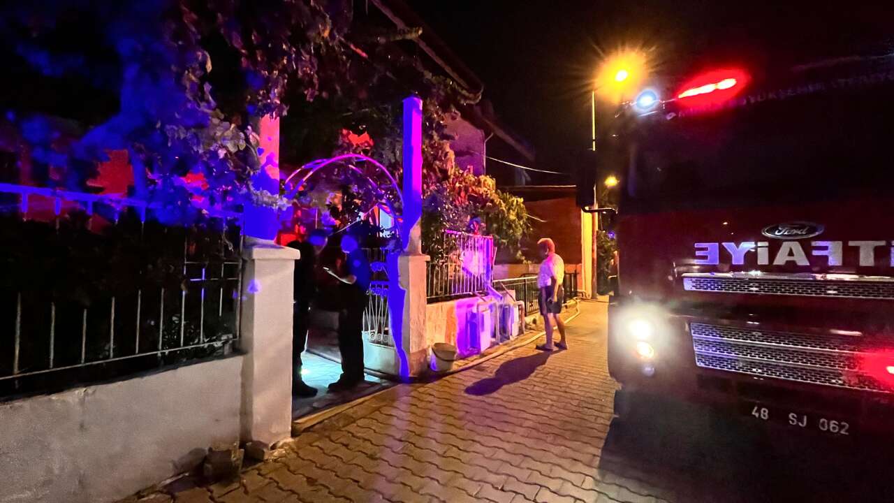 Menteşe’de Ev Yangını Korkuttu: Kısa Devre Yapan Buzdolabı Alev Aldı