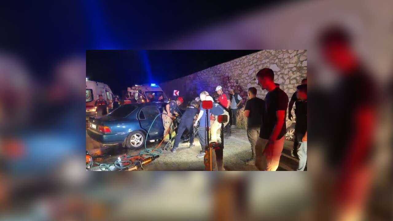 İki Otomobil Kafa Kafaya Çarpıştı: 5 Yaralı, 2 Ölü