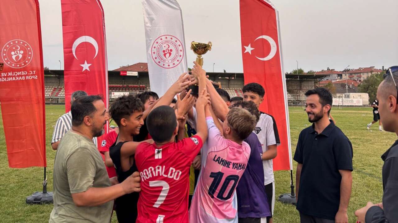 Ortaca'da Minikler ve Büyükler Sahaya Çıktı: Futbol Turnuvasında Şampiyonlar Belli Oldu