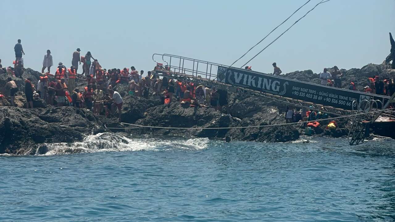 Ölüdeniz Açıklarında Tekne Paniği! Su Almaya Başlayan Tekneden Yaklaşık 150 Yolcu Tahliye Edildi