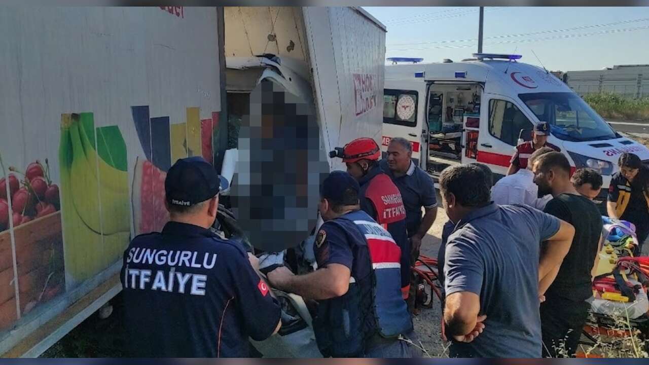 Tıra Çarpan Kamyon Paramparça Oldu: Sürücü Hayatını Kaybetti