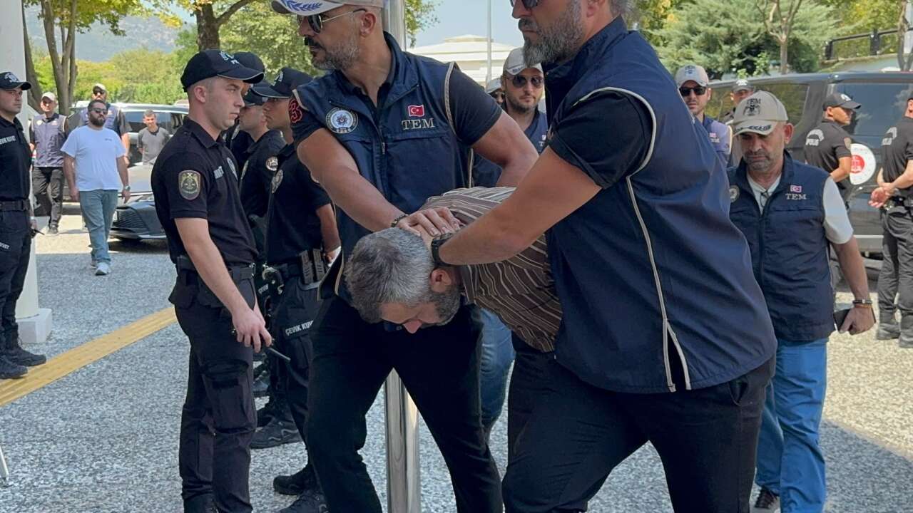 10 Yıldır Firariydi: Erdoğan’a Suikast Girişimi Sanığı Burkay Karatepe Muğla’da Adliyeye Sevk Edildi