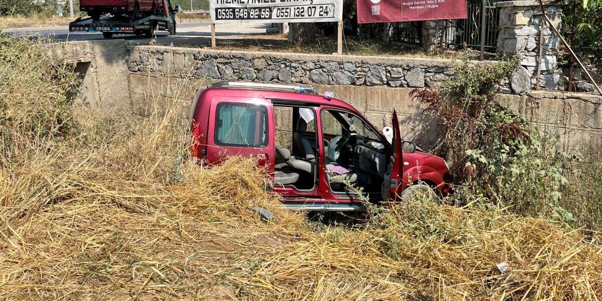 Menteşe’de Otomobil Dereye Uçtu: Başka Araca Çarpmamak İçin Manevra Yaptı, 2 Kişi Yaralandı