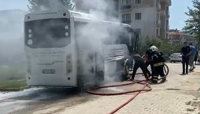 Menteşe'de Özel Toplu Taşıma Aracı Alevlere Teslim Oldu