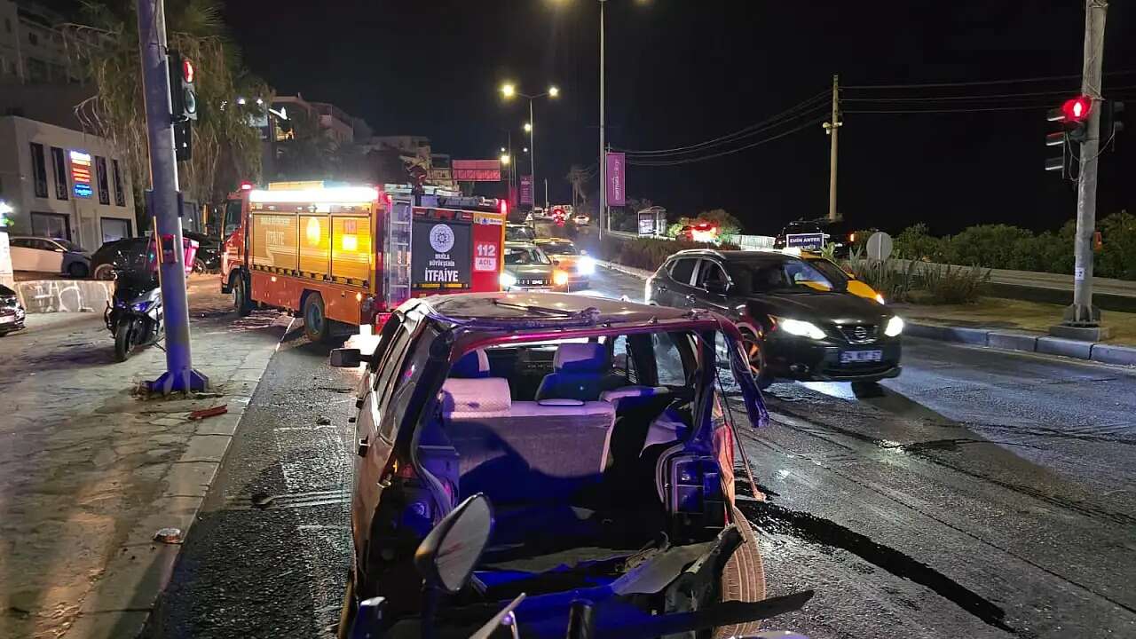 Muğla'da Lüks Cipe Çarpan Otomobil Hurdaya Döndü, Sürücüyü Kurtarmak İçin Zamanla Yarıştılar