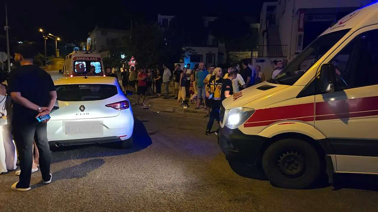 Muğla'da Kavşakta Korkutan Kaza, Motosikletteki 2 Kişi Yaralandı