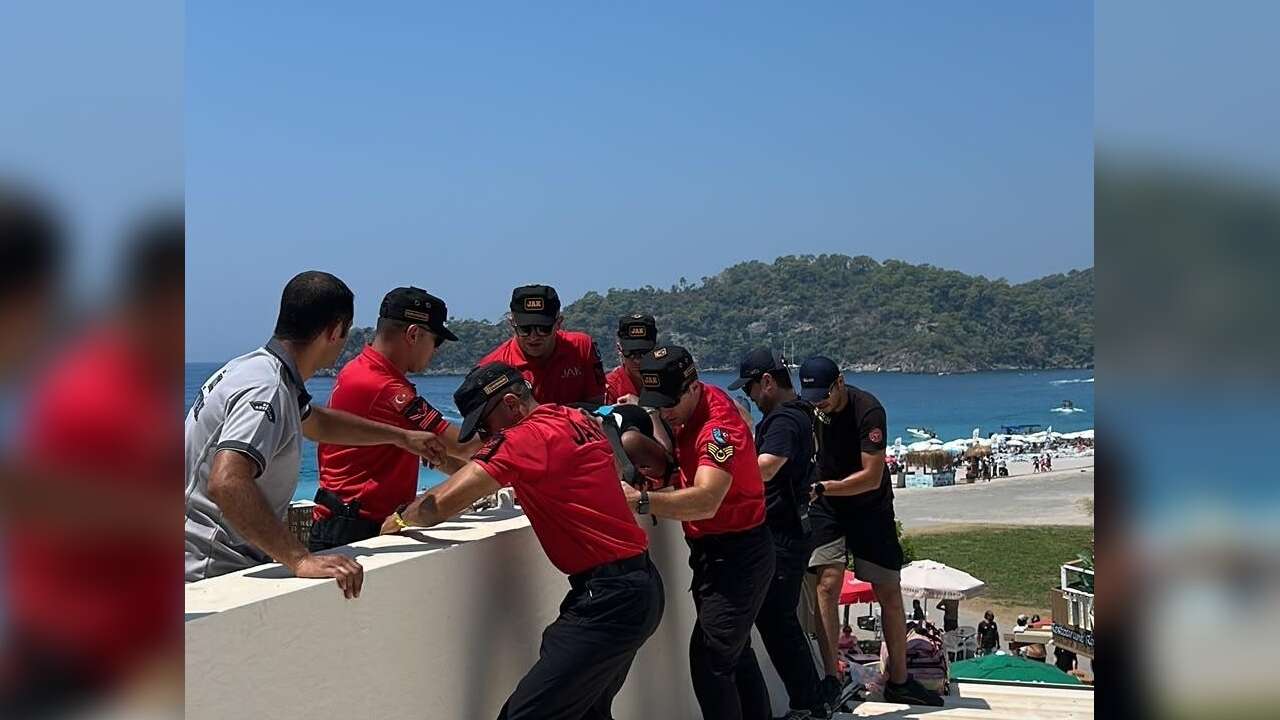 Fethiye’de Tandem Yamaç Paraşütü Kazası: Pilot ve İngiliz Yolcu Yaralandı